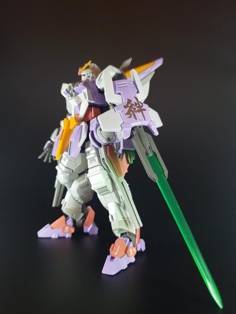 ビームセイバー
この機体最強の兵装である。射撃メインの通常形態とはうって変わり、こちらは近接戦闘がメイン。
シールドに書かれた「絆」という文字は搭乗者が一番好きな言葉である。