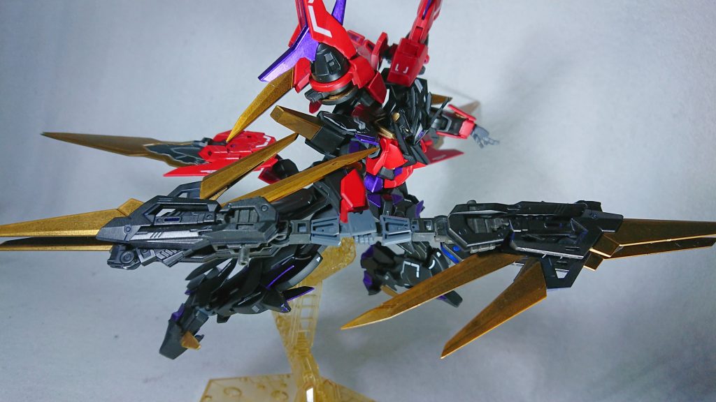 4つ目の武装
「GNセイバー・双刃炎」
バックパック下部にマウントされている剱を直結し双刃モードに切り替えた状態である。
続く↓