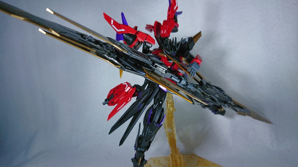 「GNソードセイバー・大双刃炎」
双刃炎にさらに大型の「GNドラグーンエッジ」を連結させた今作最大級の獲物である。
本体より大きい剱は主に対艦・大型MA戦に用いられることが多い。
GNセイバー/ドラグーンエッジは
遠隔武装として展開することも可能。