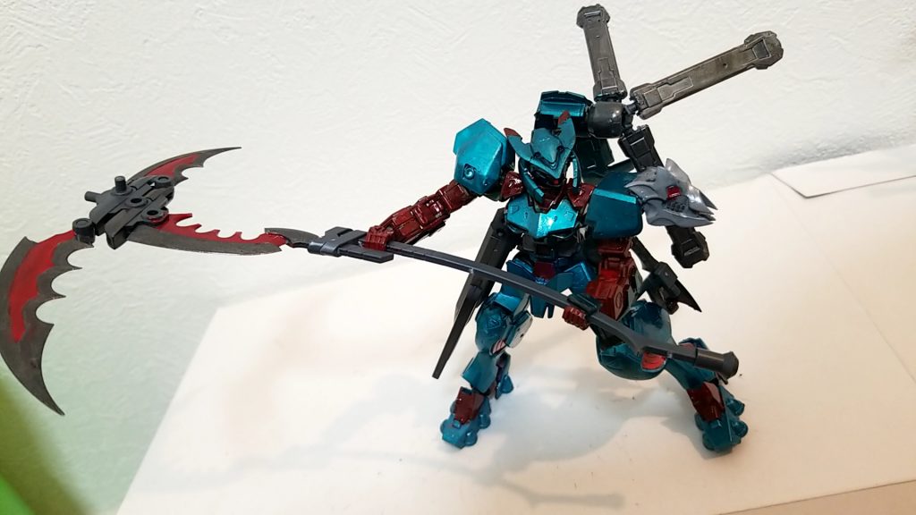 大鎌「ラ・モルテ」
威力はすさまじいが隙も大きい
しかし後述のブースト移動によりトリッキーな戦いが可能
なお、刃の付け根部分も刃になっている