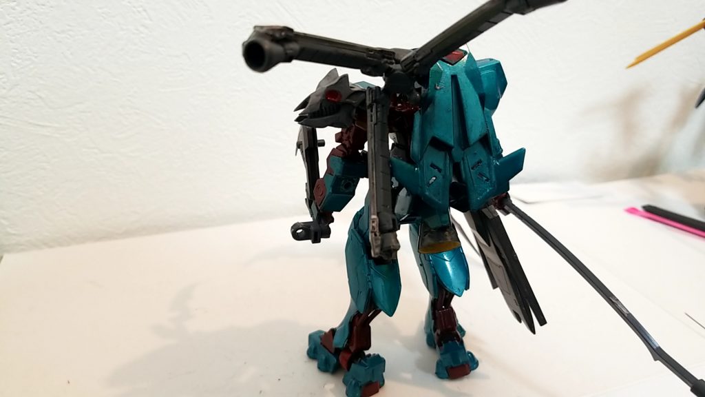 クロスボーンのバックパックを利用したブースト移動「ボーンリーパーシステム」
リアスカートの大型バーニアをメインに稼働する3つのバーニアで調整変則的な加速や移動により大鎌を使っていても不規則な攻撃が可能