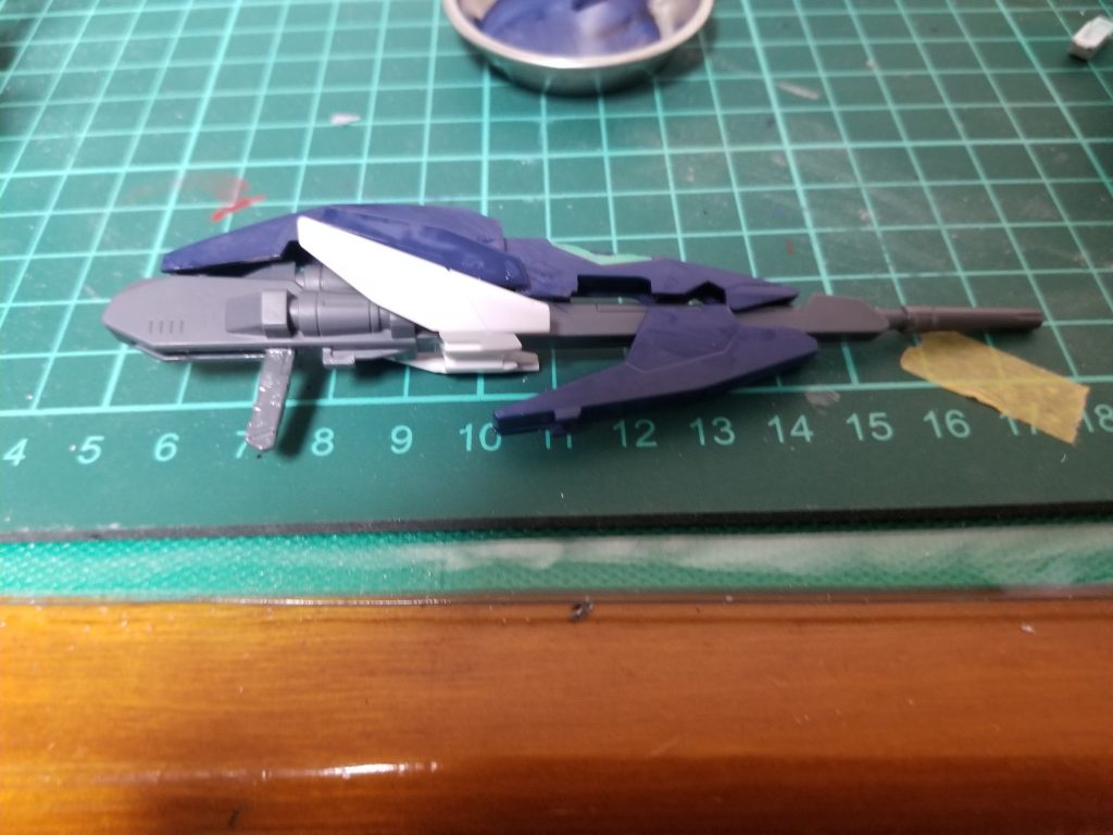 バスターライフルはウイングのバスターライフルにマグナムのビームライフルの装飾を接着しそれっぽく見せ、なおかつ変形時見た目が変にならないように位置をある程度変更して接着しました。銃口はゼータのハイメガランチャーの銃口を少し穴を広げ入るようにしてから挿入しただけの簡単なお仕事をしました。