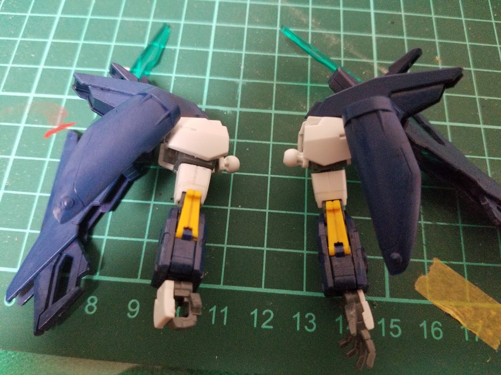 腕部は肩部をマグナム腕部をウイングにしファンネル装着基部の前をウイングのサイドアーマーをくっつけただけの簡単な作業をしています。左腕部とシールドの中にネオジム磁石を付け平手状態でも装着出来るように改造しました。