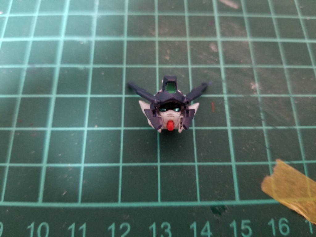 頭部はウイングの顔を少し切り取り、マグナムの前頭部を移植し、接着しました。