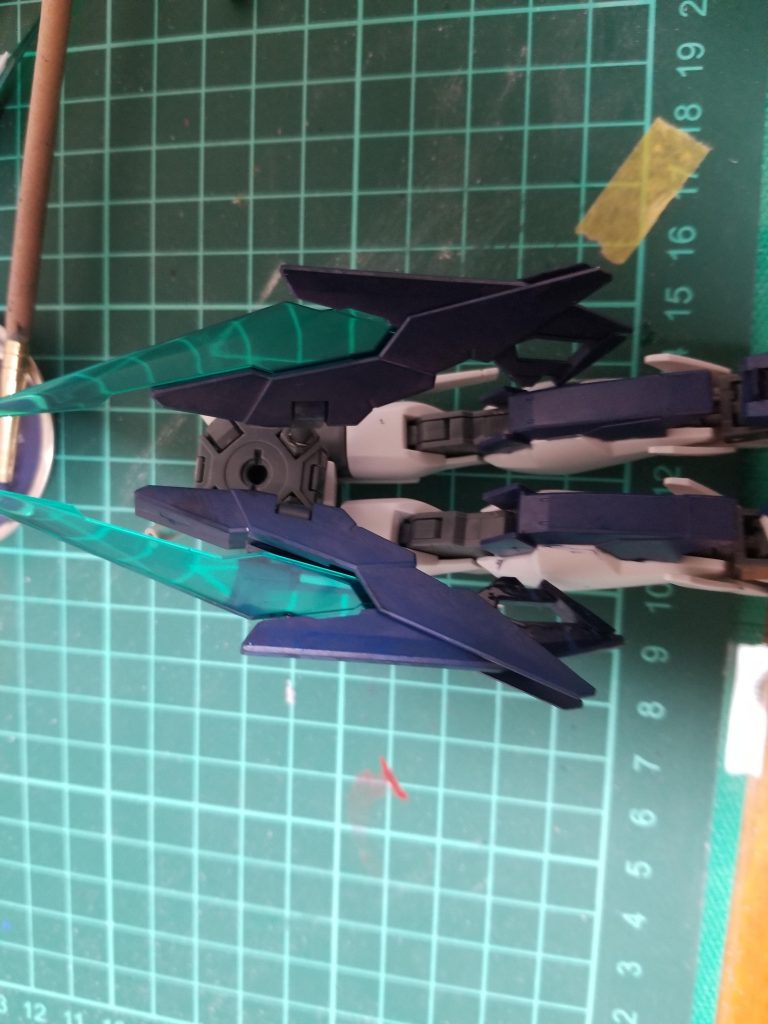 腰部はマグナムの後腰のサーベルをしまう部分にクロスボーン魔王のジョイントを付け、ライトニングバックパックMk-3のサーベルを付けランナーの切った3ミリ棒でFファンネルと接続できるようにしました。