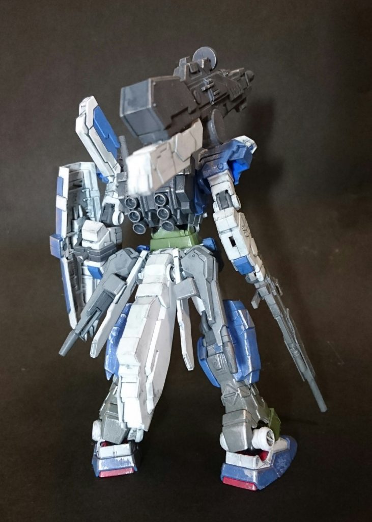 斜め後ろより
お尻のアレもちょっと変わってます。