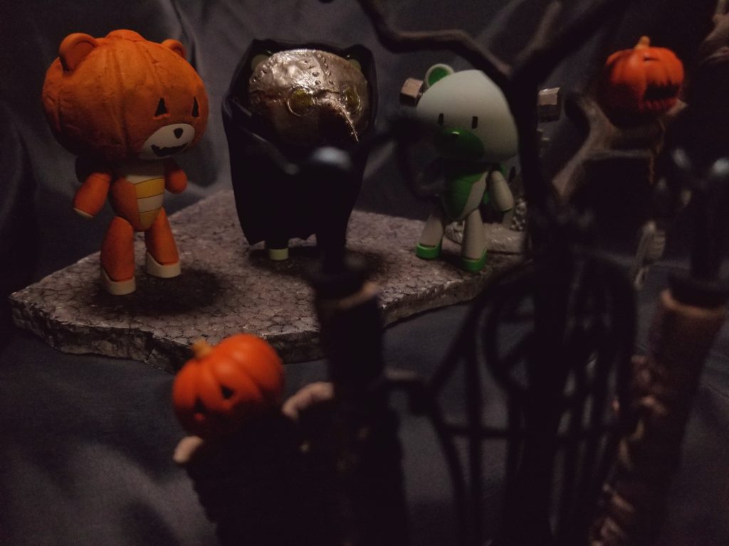 ## モンスター達による、夜の集い…


3体でハロウィンの集会をしています。何を企んでいるのやら…