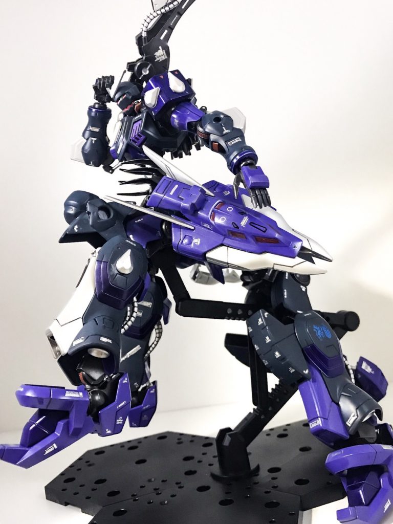 【死霊装備:ギャロップモード】
サミジナユニットを腰に接続した地上用装備
スラスター出力が単純に増すだけでなく、四足歩行により様々な地形に対応しやすい。この形態は、後に製造されるキマリスに資料が一部引き継がれる。



唐突に出てきたサミジナユニットですが、倒されたガンダムフレームを回収、予備として用意されていたガミジン自身の装甲を付け、ガミジンの別名を与えた無線操作型支援ユニット。
という感じで、鉄血の世界観を壊さずにネクロマンス能力を表現した物になります。