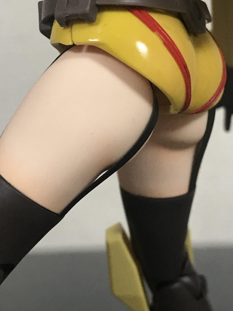 個人的に一番のアピールポイント!ガーターベルトはプラペーパーの細切りです。脚に線を描くだけでもよかったのですが、どうしても肌に密着しない立体感が欲しかった!