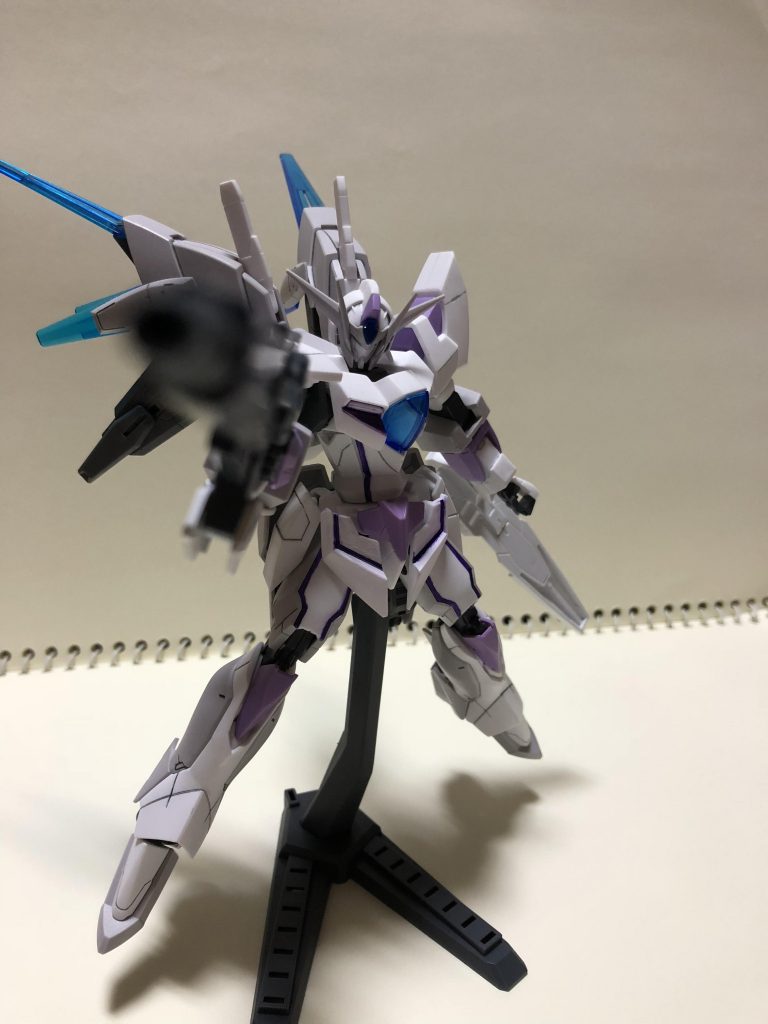 個人的にお気に入りのポージングです。
リボーンズガンダムは好きな機体なので、また改造してみたいですね。