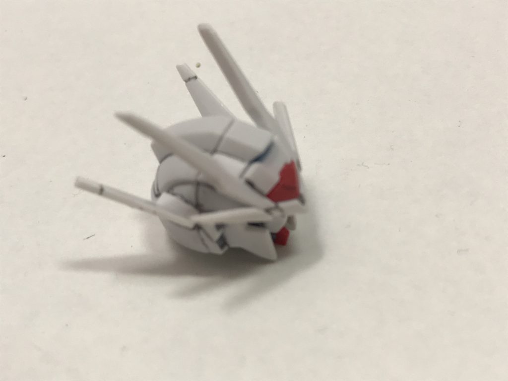 頭部は基本ダブルオースカイの物に、クアンタの胸部にあるホワイトのパーツを削ってから接着しています。