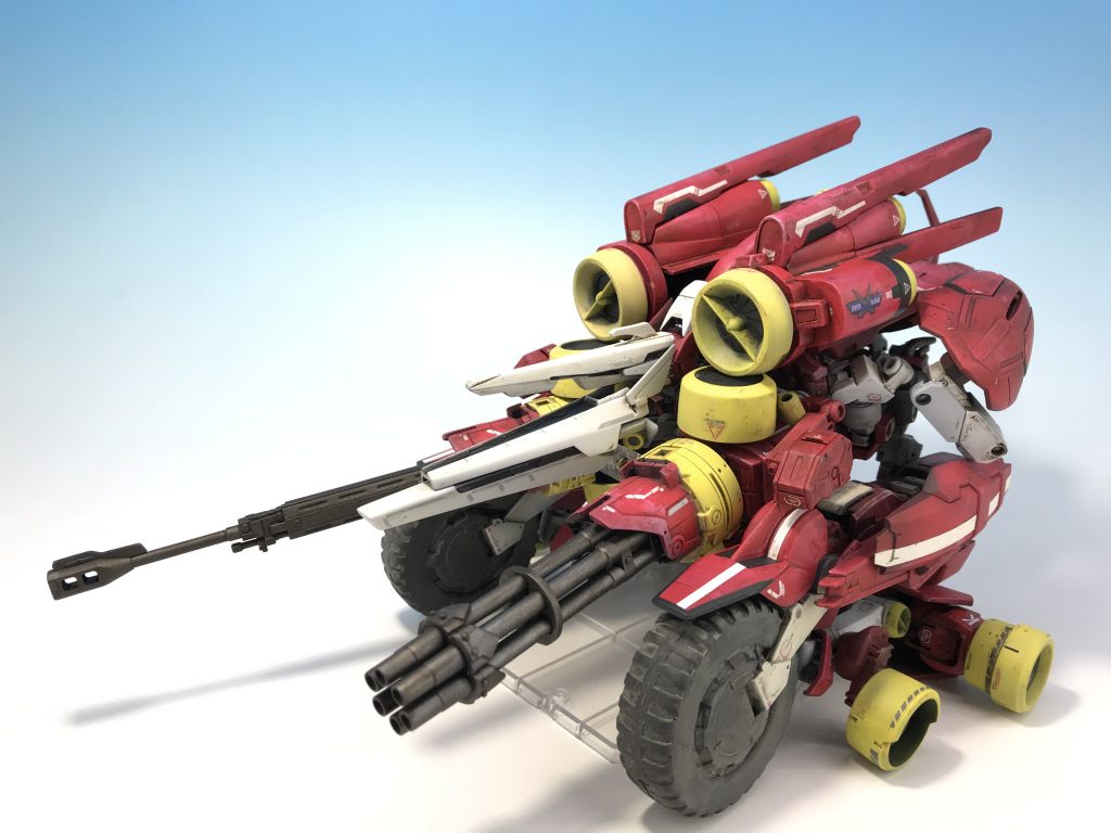重装な六輪の車両。
モチーフ元だとかなりヘラクレスオオカブト感ある車両だったんですが、ライフルとガトリングアレンジのせいで3本ヅノになっちゃってますね。