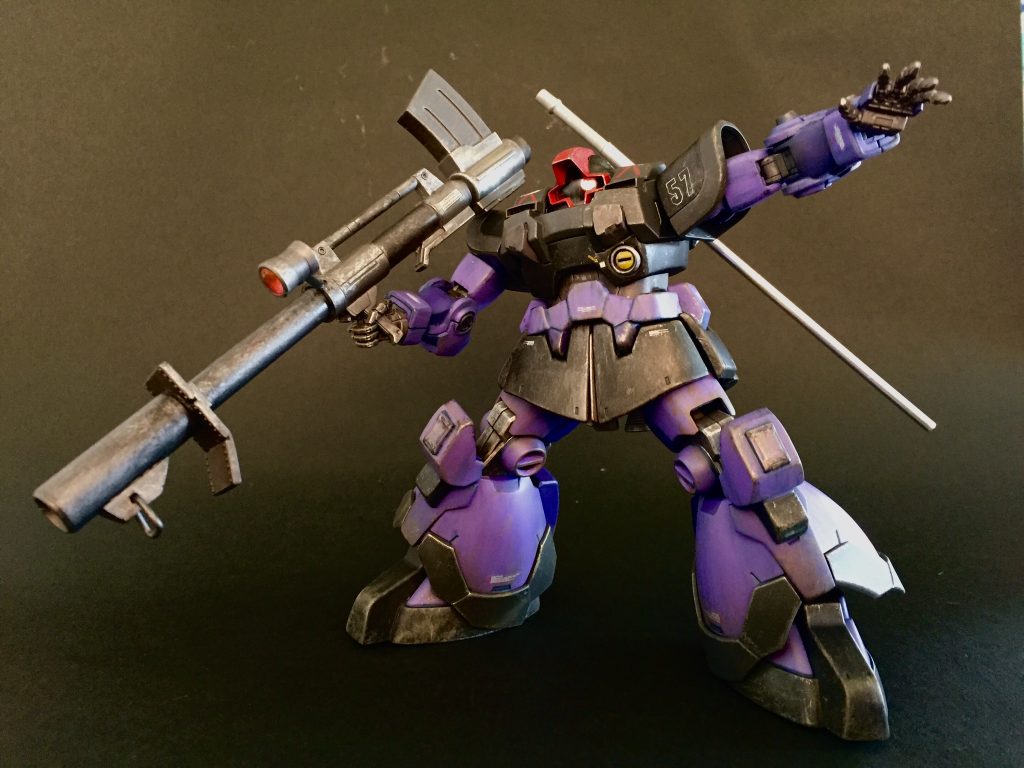 ジャイアントバズーカを肩にかついで