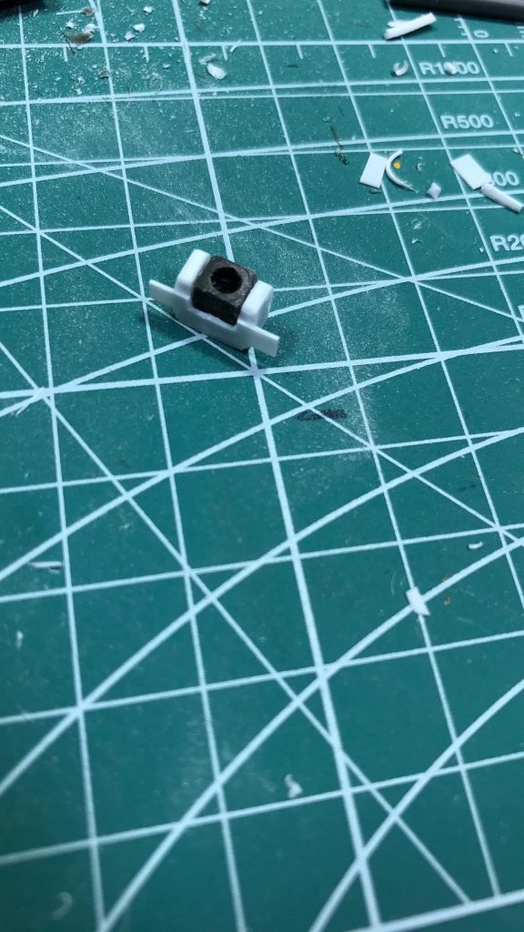 腰部アーマーが不安定で気に入らなかったので、プラ板と余りのPCパーツからジョイントをスクラッチ(上の写真)