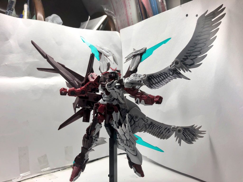 X-D-コネクトモード
左半身のノーネイムユニットが展開。
悪魔の様な狂気染みた戦闘スタイルで敵をねじ伏せる。
また、主な武装は背部のノーネイムユニット、フェザーユニット、フォーリナーユニットが変形、ライフルと合体したものとなっている。