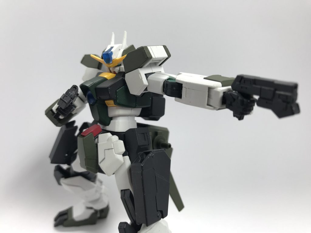 軽装モードでGNピストルを装備させてみました。
GNピストル・・・ガンホルダーに収納されていて小型なので取り扱いやすい。