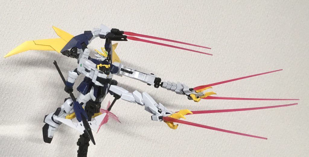 ドラゴンハング頭部は従来通り火炎放射器に加えビームサーベルも出せる設定。
アルトロンであった背部ビームキャノンの再現として、リバーシブルのクローアームをもう１本使用してます。黒いクロー先端部は延伸ジョイントパーツにZガンダムのビームサーベルを差し込んでツインビームキャノン風にしてます。