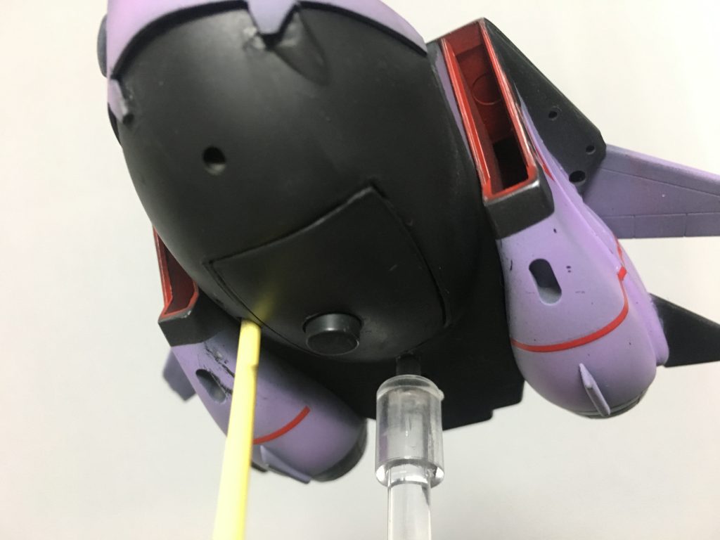 肩の内側を赤くするところもドムらしさです。