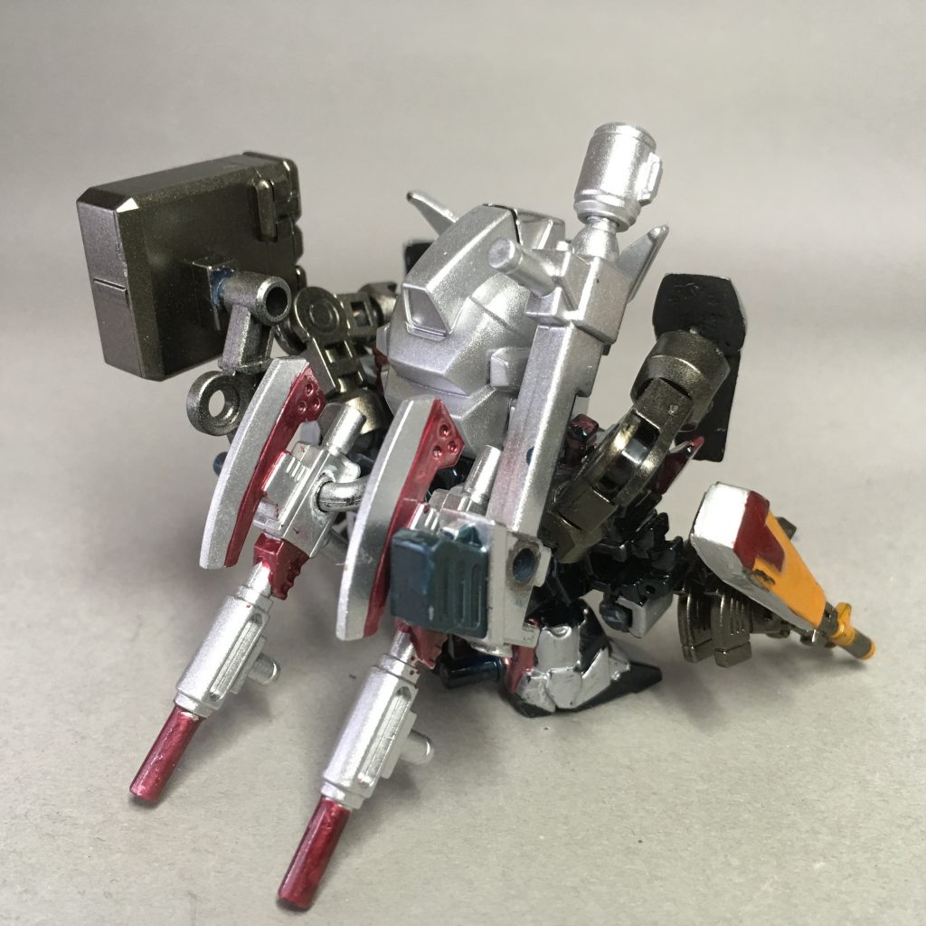 リアビュー。
肩のシールドはボールデンを使用しているのでフレキシブルに可動します。
ウェポン・ジョイントセットのヒートホーク状の武器をプロペラントタンク(ブースター?)に見立てています。