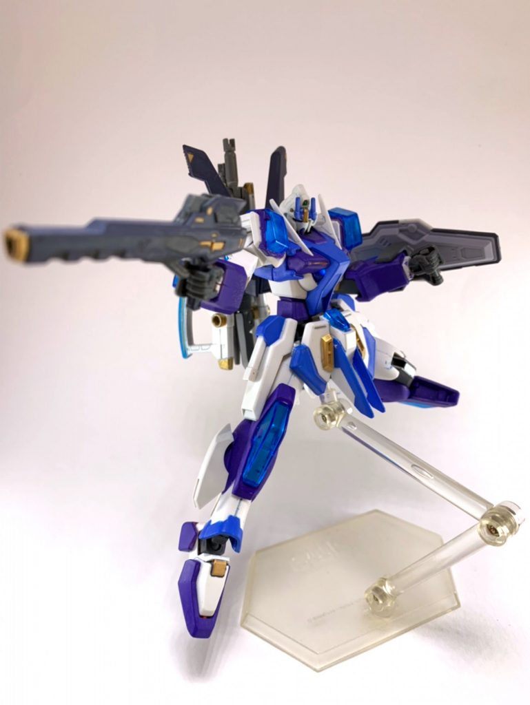 武装は、ビームライフル、シールドに、