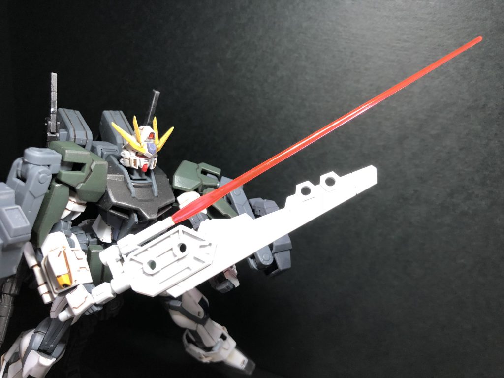 ストライクヴェール・ガンダムを私が作って良かったなと思ったのが武装の試験運用がメインの機体だっていう設定があることです!つまりどんなヘンテコな武器を持たせても、「こ、これは今実験中だから…(小声)」
という言い訳がどんな時も出来るということ!!
この写真は新たな対艦刀を試作し、試験中という設定ですが…もちろん没です笑
こんな使いづらそうなの実戦で使えるかーい!!てな感じです!