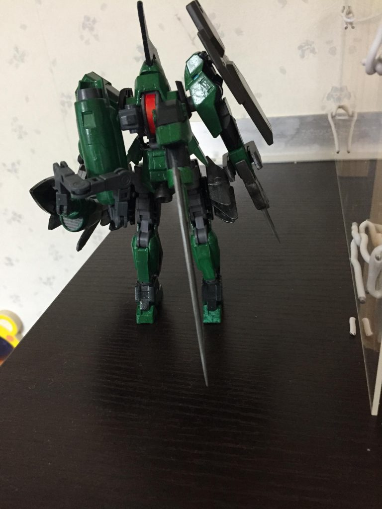 後ろ
地上戦で使うことしか考えてない機体です。なので支えなしで自立するのを目指しました。
メイン「腕部換装式大型ガトリングチェーンソー兼シールド」
かなり接敵された時やモビルワーカーなんかに「バヨネットショートライフル」
身を守る「肩部シールド」
中距離広範囲対応可能「ワイヤーブレード」
増えた重量に対応するため「強化ブースター」
あと「大型バッテリー兼補助アーム」「地上用脚」