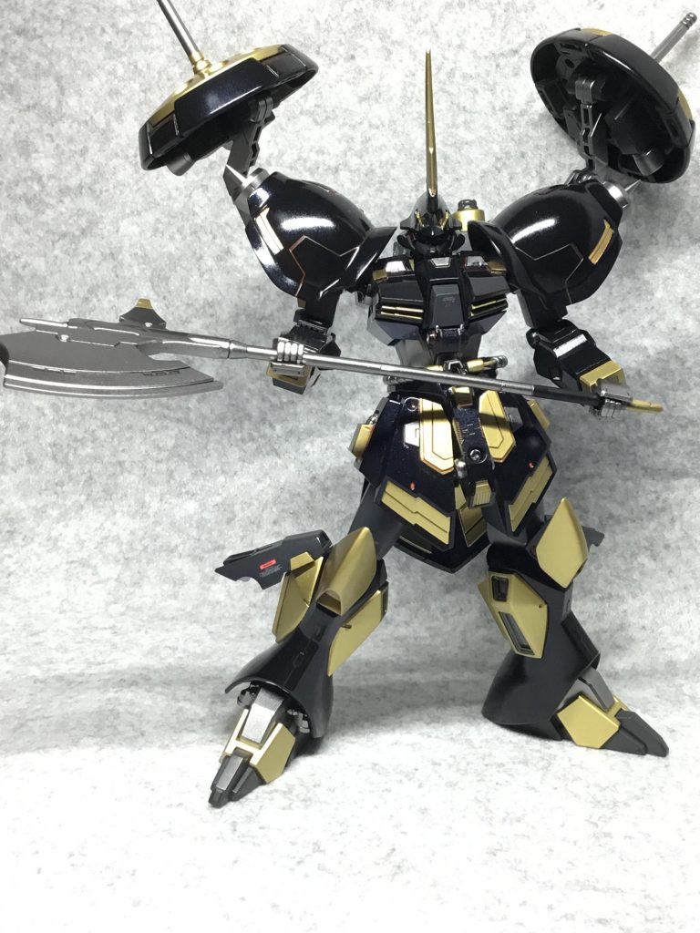 中・近距離では大型ポールアクスを使用。
また、シールドバインダーや機体各種ブースターとスラスターを用い、機体防御性能を活用した突貫も可能。