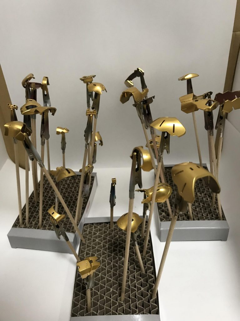 ツヤ黒→スターブライトゴールド→クリアレッドの順に吹いてます。今回サフは吹いてません。