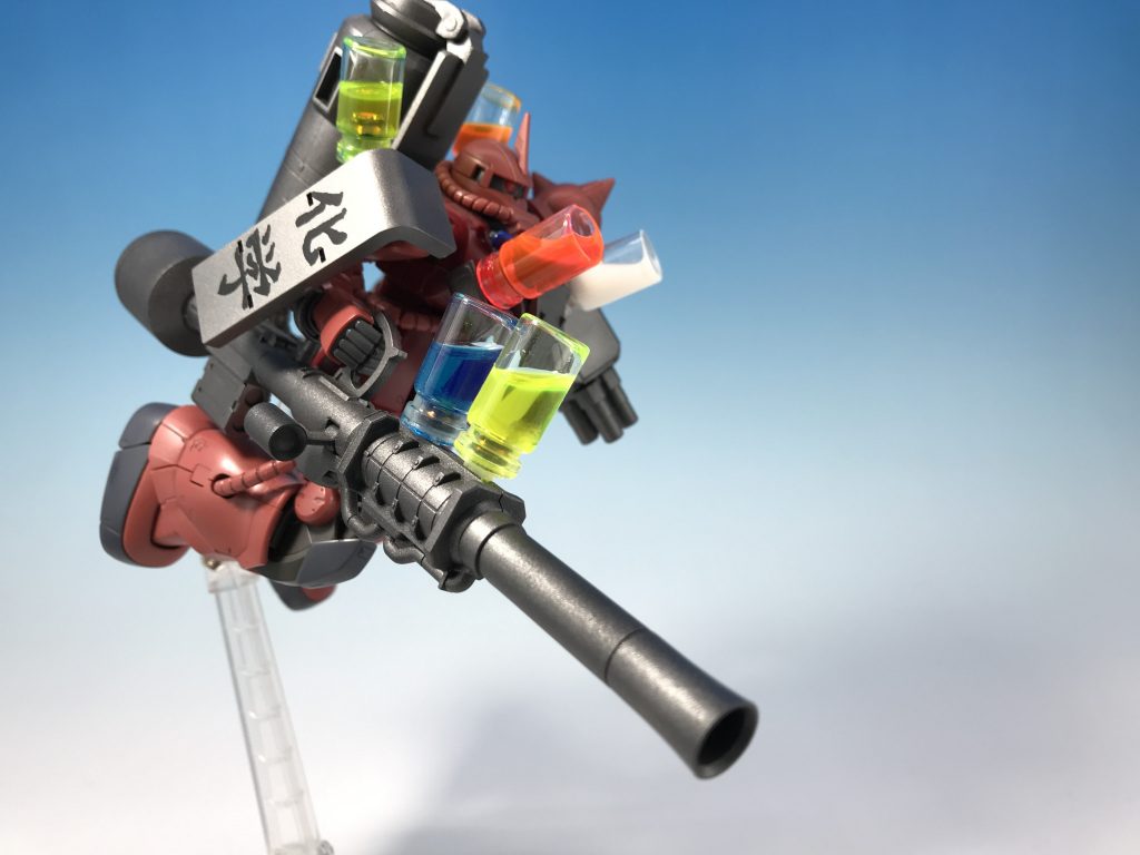 ザクの特徴的な武装のひとつ、右肩の謎盾もケミカルに。
なんということでしょう。