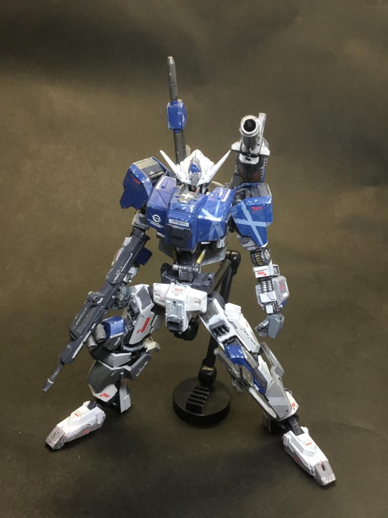 *フルアーマーアルスト*胸部、肩部に装甲を追加。また、背部に対艦刀、徹甲砲を装備。