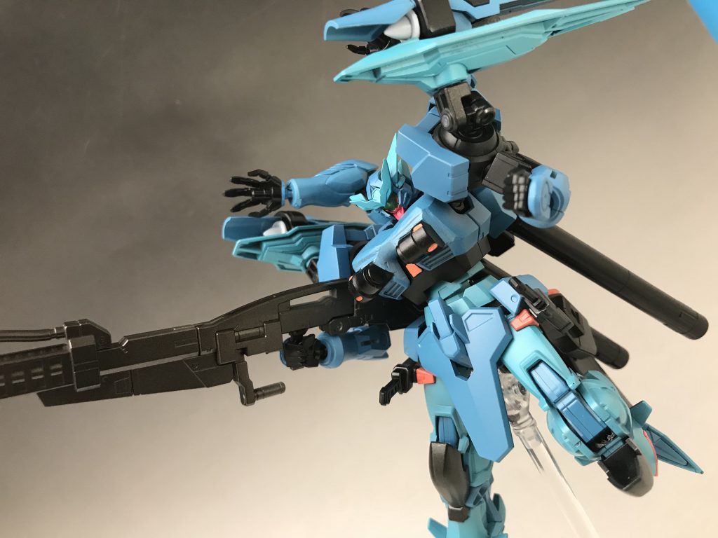 換装式ビームスマートガン
新規開発ではなく既存装備からの開発プランとして生み出された。
ビームライフルを1部設計、仕様を変更し
追加のバレル等を組み合わせ完成となった。
トイボックスで運用試験が行われ正式採用となった装備一つ。
まんまストライカージンクスの物です(ºωº)
デカめの装備だけど持たせたら似合うんで採用しました！