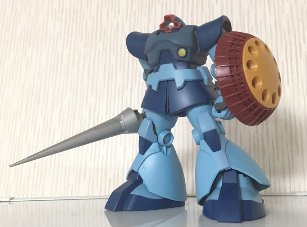 マ大佐専用機のイメージです。
せっかくなので色替えだけでなく武装もそれっぽくしてみました。ランスはジンクス、シールドはギャンから流用しました。