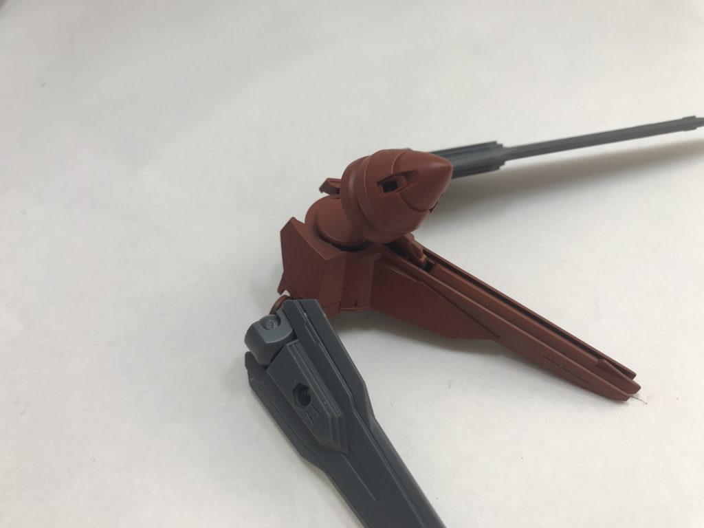 サイドバインダーですが、ノーネイムライフルのサイト部分にダブルオーダイバーのGNドライブがちょうどいいサイズだったので接着してスラスターに見立てています