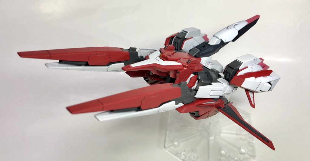 ウェイブライダー形態は肩アーマーのボリュームを増したため収納のクリアランスを確保していますが、パッと見の変化はテールスタビレータくらいです。