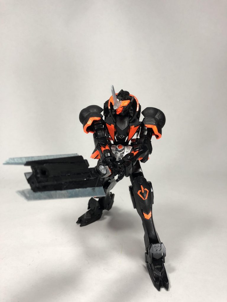 武器は様々な武器に変えることが出来るガンガンセイバー。外付けのガジェットを使えばさらに色々な武器にすることをできる。