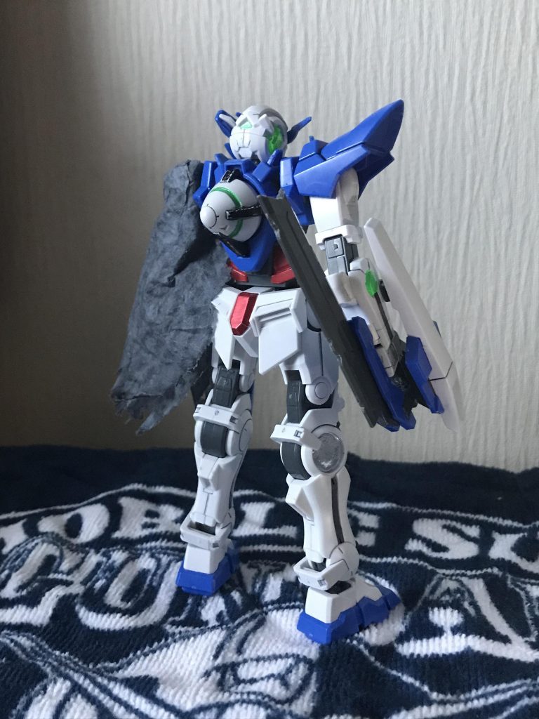 その4。GNソードは先端を切り落とし、刃のところをヤスリで削りました
次の画像からアニメの登場シーンを再現したものです