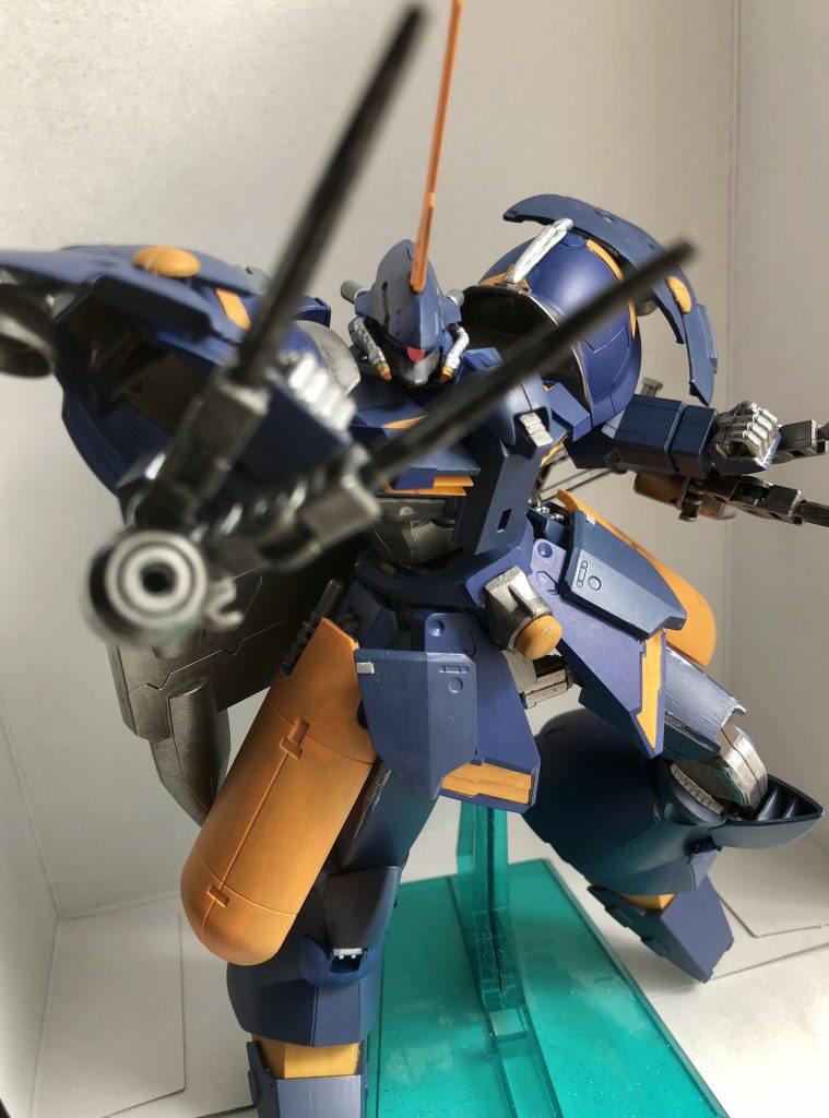 〈サーペント・ヘッド〉
…両腕の、二本爪。基部にはハイゴッグ譲りのマシン・カノン(メガ粒子砲)を備えている。腕部オプションとして追加されてる故に、ある程度の拡張性を得ている。先端部にはハイゴッグ同様にミサイルを装着することもできる。
