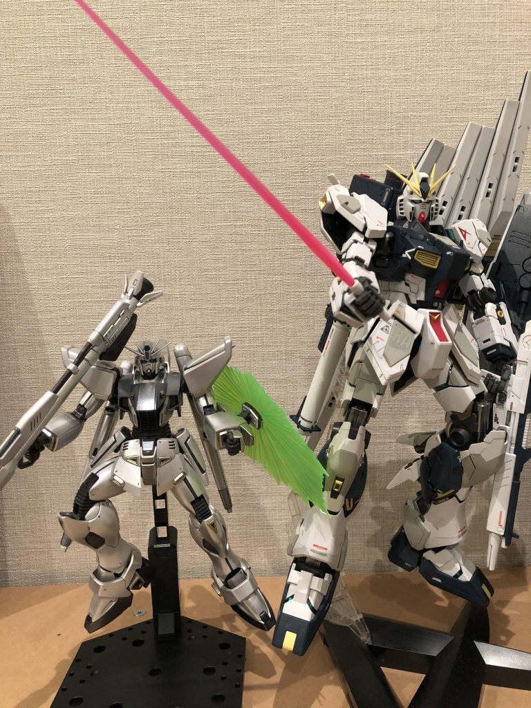 F91の小型感を確認するため、以前作ったMG ν と並べてみました。