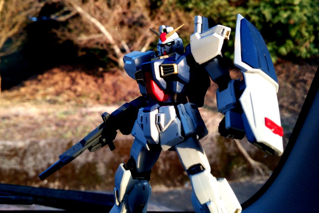 シールド持たせて撮影。
個人的に、かなりデキが良いと思っている旧MKⅡ。
素組にマーカー塗装でも、このくらいカッコイイと満足ですね。