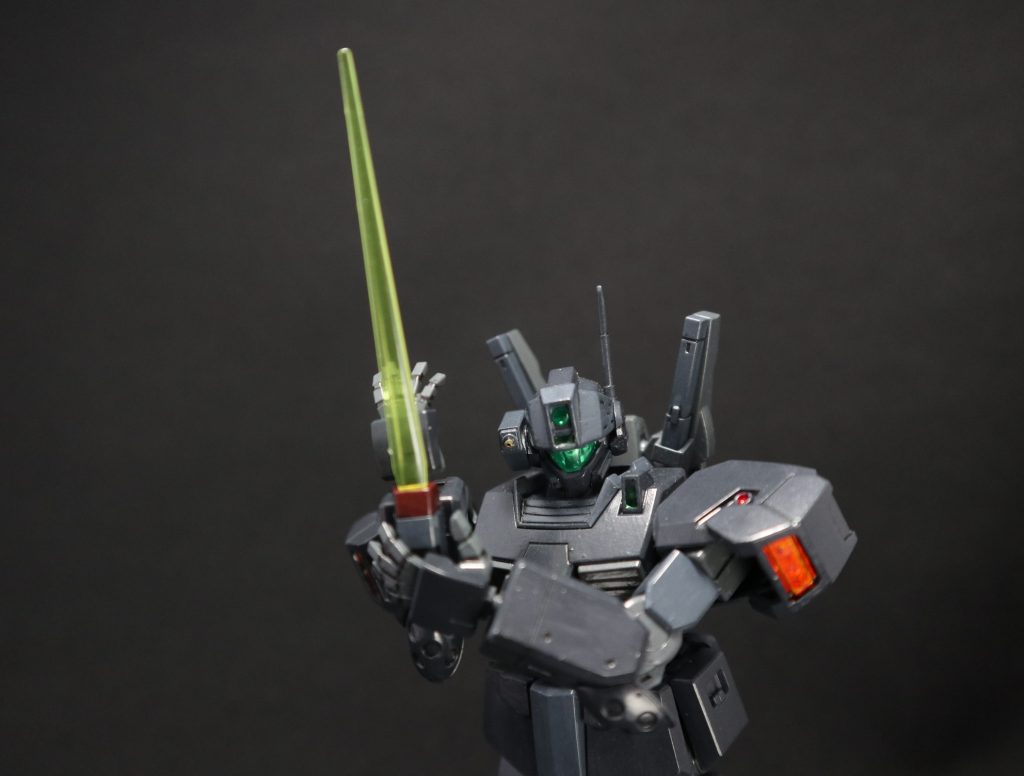 右前腕部には固定式のビームサーベルを装備