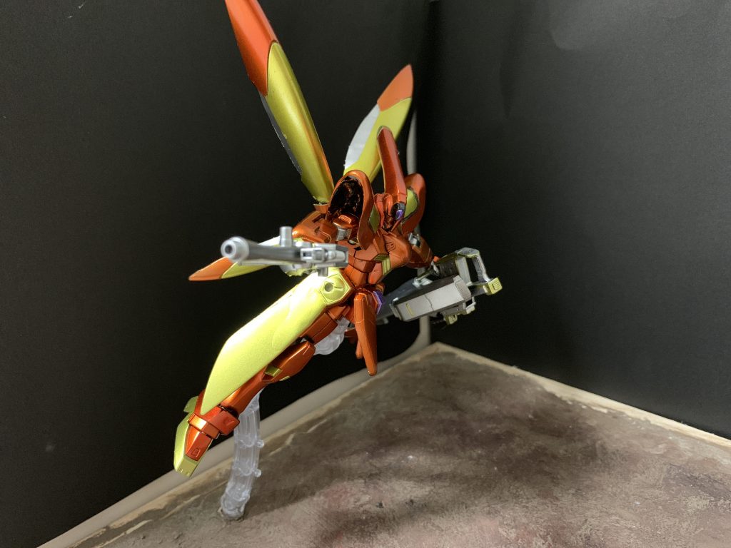 ザンバスター構え。今回も材料あんまり変わってないですが、肩周りや腕はそのままX1を使用しました。
腰のパーツはコルニグス製作時に余ったガフランの羽を使用