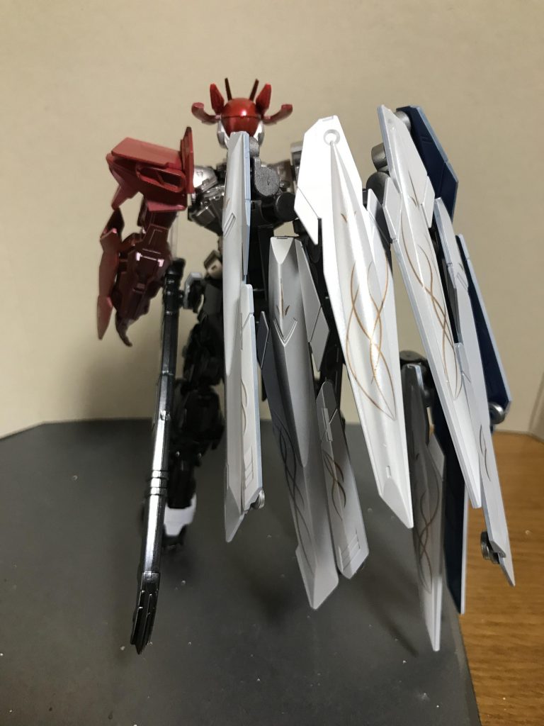背部ユニット 白砂ノ羽衣 ヴォワチュールリュミエールを搭載した多目的兵装