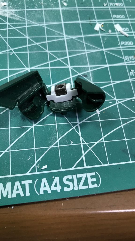 写真のように接着して、安定感を得ることができました。くっつける過程でアーマー自体を切った張ったしたので、再度接着するのは骨が折れました(汗)
腰の延長もしたのですが写真は撮っていませんでしたorz