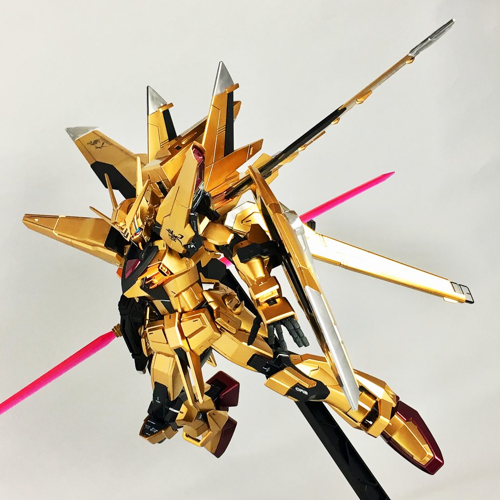 素組みだと全身がメッキなので少しオモチャっぽい印象を受けたのでGXレッドゴールドをかなり薄めてメッキの上から吹きました。