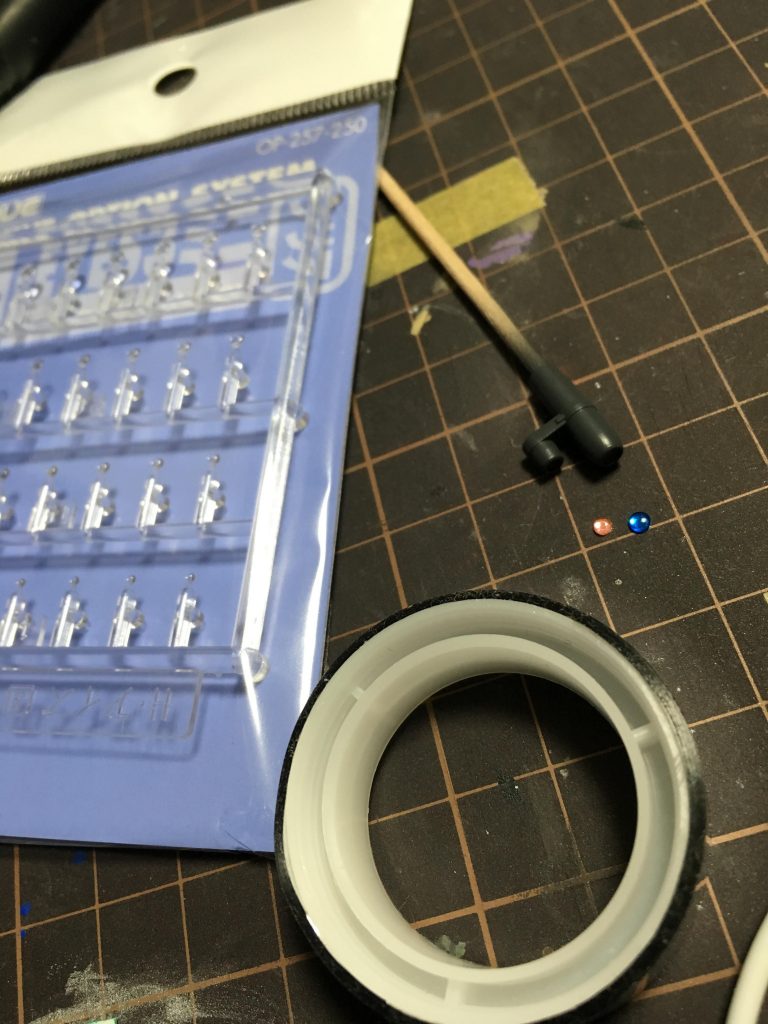 レンズはHアイズにクリア塗装して裏側にラビーテープを貼っています。
光を拾ってキラリとするのでモノアイにオススメです。