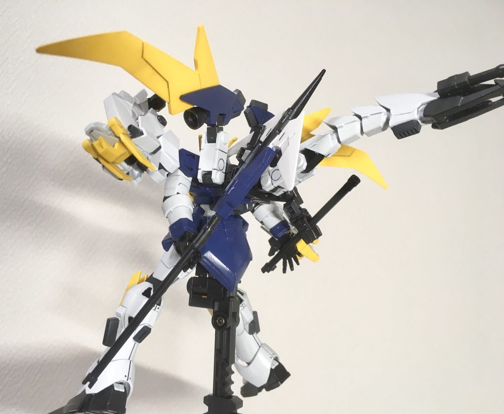 背部クローアームキャノンはジョイントパーツの方に接続してます。
ジョイント両端には分割したシャベリンの柄２本と実体刃部分をそれぞれ保持していて、状況に合わせて180度回転させて左右どちらの手でも掴めるように出来ます。
背部バインダーにはスラスター やバーニアを追加して機動力アップ。