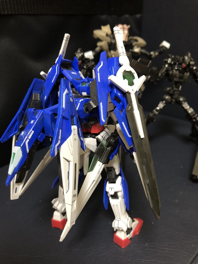 エース「.....。」
里虎「こっちに来る?チッ!面倒事はキライだってのに!」
エース「.....。」
里虎「フンッ、所詮は1機さ。オマエ達!ソイツを潰してやりな!」
G「ヲオオ!」