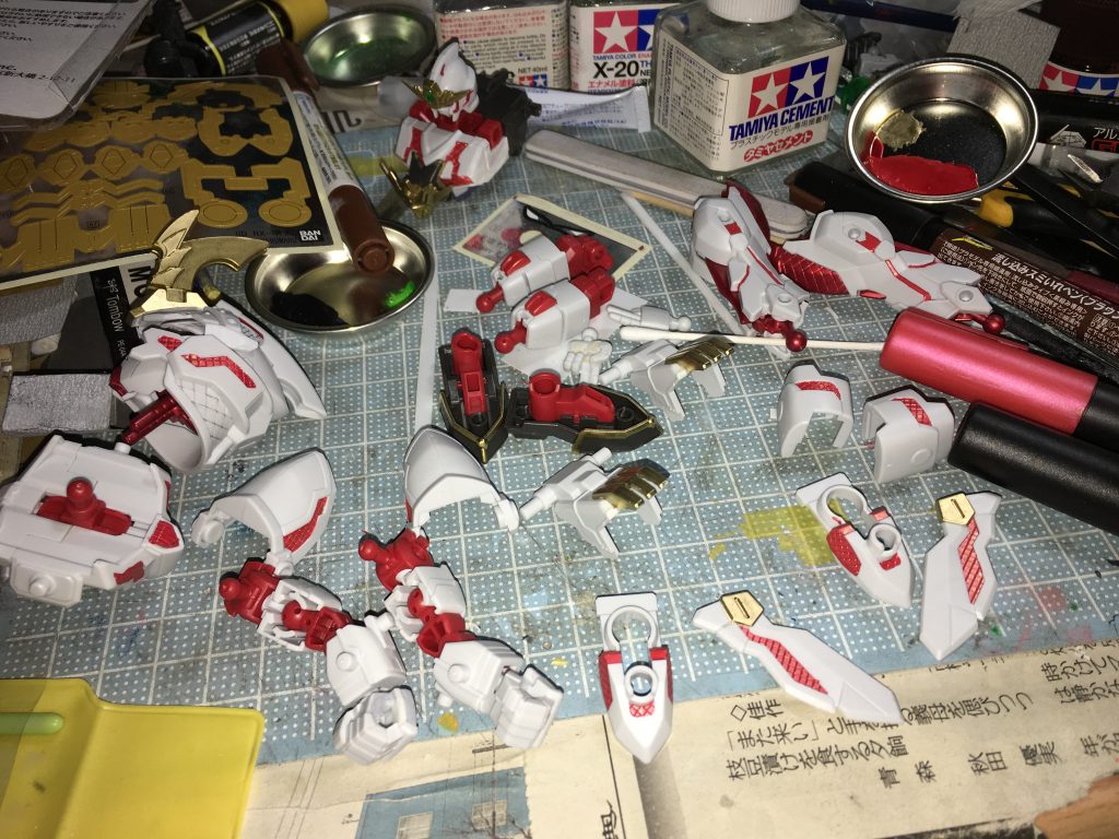 本体メタリックレッドは
ガンダムマーカーのメタレッドとレッドを調色して筆塗り!!