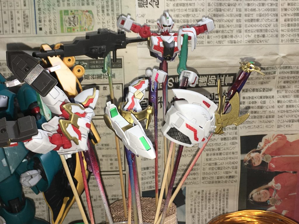 トップコートを吹き付け!!
あとはステッカーも使用!
そしてゴールドパーツは
ガンダムマーカーのゴールドを使用。