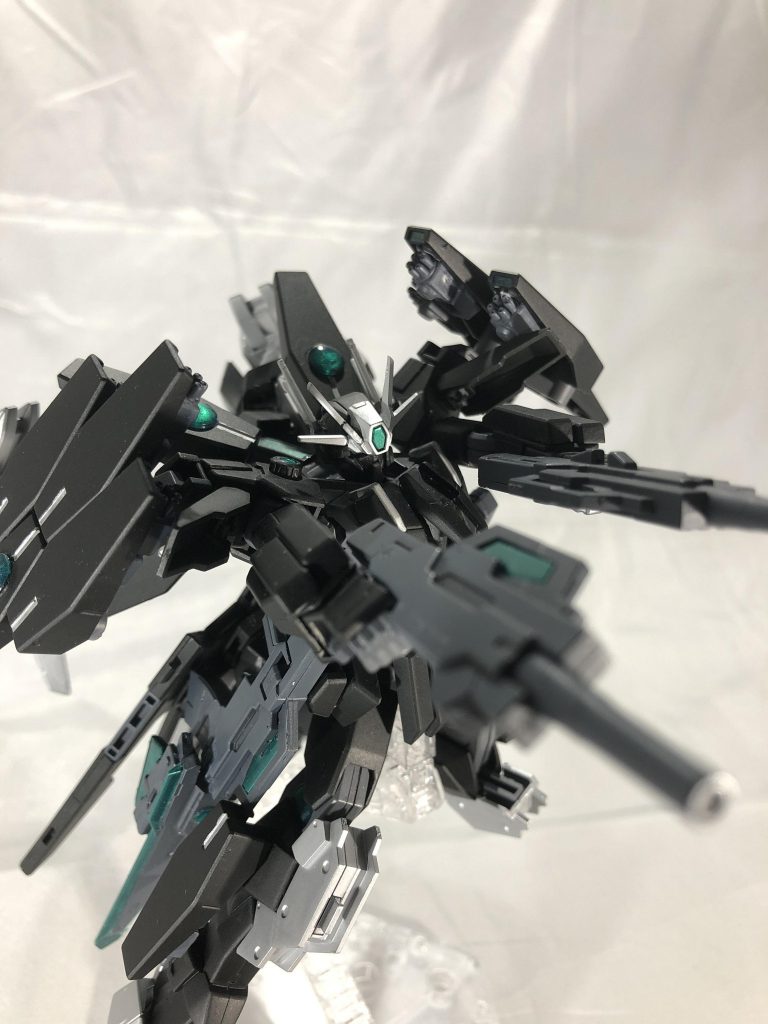 GNサブマシンガン。サーガの武装のまま使用してます。使用用途はGNアサルトサイドブレードガンでの間合いよりも近距離で戦う場合、足の方向に敵機を向ければ膝に付けたまま連射するのが主です。